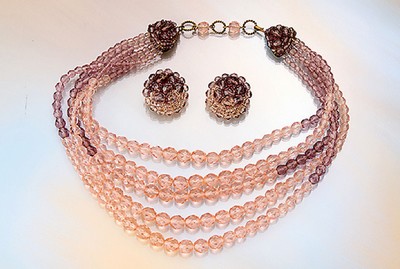 Schmuckset COPPOLA e TOPPO, Italien 1950er Jahre, best. aus: 5-reihigem Collier und Paar Ohrclips, facett. Glasperlen in Rosa und Lila, Ohrclips ...