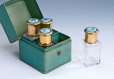 4-teiliges Reiseflakonset 1930/40er Jahre, 4 Glasflakons mit orig. Glasstöpseln, zusätzl.Schraubverschluß, Montur Metall vergoldet, Deckel ...