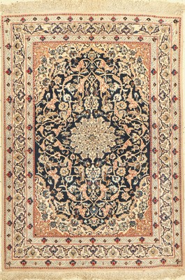 Nain fein(6 La), Persien, um 1960, Korkwolle mit Seide, ca. 112 x 80 cm, ca. 1,0 Mio. Kn/qm, Mottenfraß an den Rändern, EHZ:1-2