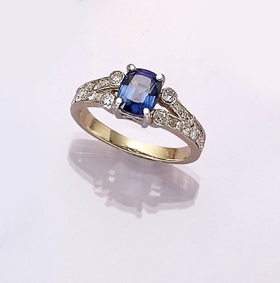 14 kt Gold Saphir-Brillant-Ring, GG/WG 585/000, ovalfacett. Saphir ca. 2.33 ct,22 Brillanten und 8/8-Diamanten zus. ca. 0.90 ct Weiß/si-p, total ...