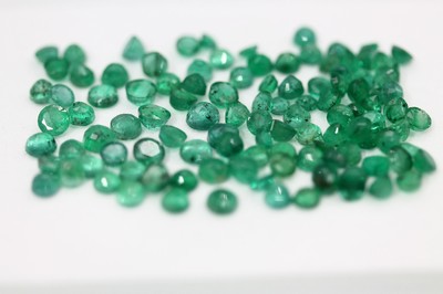 Lot rundfacett. Smaragde zus. ca. 27.5 ct