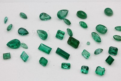 Lot Smaragde zus. ca. 9.30 ct, versch. Schliffformen