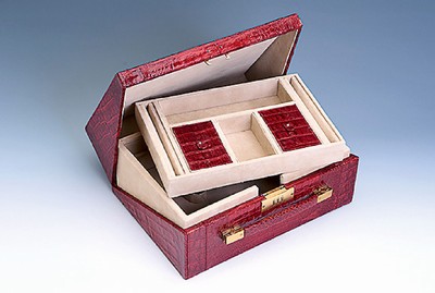 Schmuckkoffer, rotes Krokoleder, aufklappbar, innen diverse Fächer und Einsätze, doppelter Boden, Innenverkleidung beigefarb., Tragegriff, Leder ...
