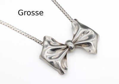 GROSSE Collier, 925er Silber, Mittelteil in Form einer großen Schleife, L. ca. 37 - 39.5 cm, Klappverschluss, sign., Kette besch.