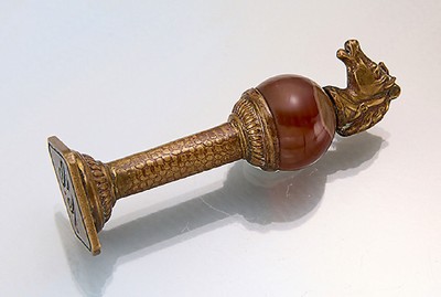 Petschaft, Idar-Oberstein um 1880, Messing,Handhabe Achatkugel, Bekrönung in Form eines Pferdekopfes, grav. Monogramm AC, H. ca. 7.5 cm