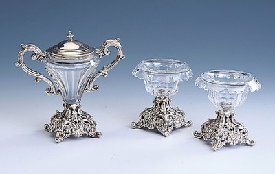 Gewürzschälchenpaar und Senftöpfchen, Frankreich um 1860, Silber gepr., 2 Gewürzschälchen, Fuß Silber, Barockstil, Glasgefäße min. Besch., ...