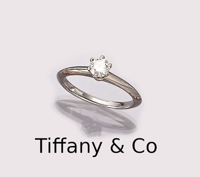 Platin TIFFANY & Co Brillant-Ring, Brillantca. 0.37 ct feines Weiß/vs1, sign. und num., orig. Etui und expertise anbei, RW 52