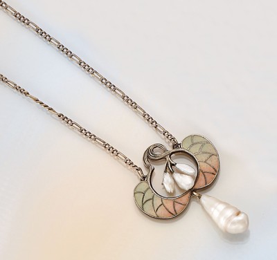 Jugendstil Email-Perl-Collier, um 1900, Silber, barocke Zuchtperle als Abhängung, rückseitig DEPOSE, Meistermarke unged., L. ca. 54 cm, ...