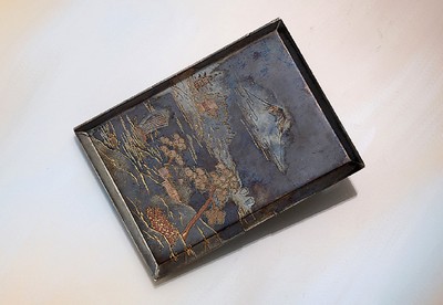Zigarettenetui wohl Japan, Silber gepr. geschwärzt, umlaufend und innen graviert mit Gold und Bronzeeinlagen, ca. 11 x 8 cm, ca. 122.9 g