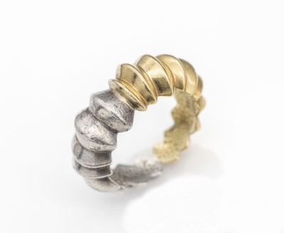 18 kt Gold und Silber Designer-Ring, GG 750/000 und 925er Silber, abstraktes Design, 1 Hälfte Gold, 1 Hälfte Silber, RW 55, ca. 10.4 g