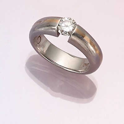 Platin Brillant-Ring, Pt 950 und GG 750/000-Einlage, Brillant ca. 0.50 ct Weiß/p, RW 51, ca. 12.6 g, Meistermarke unged., GG-Einlage besch./z.T. ...