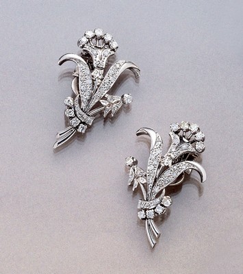 Paar Platin Diamant-Ohrclips, um 1930, Platin gepr., floral, ausgefasst mit Diamantenund 8/8 Diamanten zus. ca. 2.20 ct Weiß-l.get.Weiß/si-p, L. ...