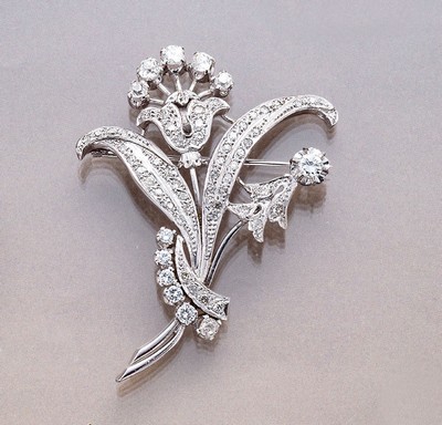Platin Diamant Blumen-Brosche, um 1930, ausgefasst mit Altschliffdiamanten zus. ca. 3.0 ct Weiß-l.get.Weiß/si-p, ca. 4.5 x 6 cm, ca. 17.2 g, ...