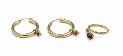 14 kt Gold Rubin-Konvolut, GG 585/000, best. aus: 1 Paar Ohrcreolen, D. ca. 2 cm, mitbewegl. Einhängern mit kl. Rubin-Cabochons, und 1 Ring, ...