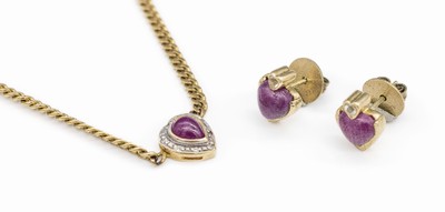 8 und 9 kt Gold Rubin-Konvolut, GG 375/000 und 333/000, best. aus: Collier, Mittelteil herzförmig mit kl. Rubin-Cabochon, L. ca. 41 cm, ...