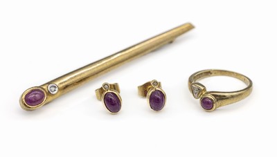 Rubin-Schmuckkonvolut, best. aus: Stabbrosche GG 333/000, L. ca. 5.6 cm, 1 Ring,GG 333/000, RW 46, und 1 Paar Ohrstecker, GG 585/000, jew. mit kl. ...