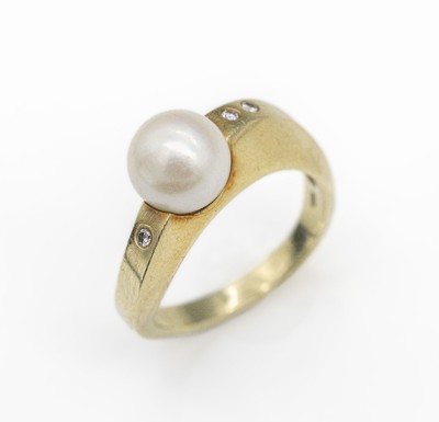 14 kt Gold Zuchtperl-Brillant-Ring, GG 585/000, mittig Zuchtperle, D. ca. 8.3 mm, 3 kl. Brillanten, RW 56, ca. 5.5 g