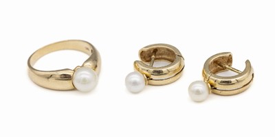 14 kt Gold Zuchtperl-Konvolut, GG 585/000, best. aus: 1 Ring, mittig Zuchtperle, D. ca. 7.2 g, und 1 Paar Ohrcreolen mit bewegl. Zuchtperlen ...
