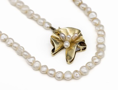 Zuchtperl-Collier mit 14 kt Gold Schmuckschließe, GG 585/000, barocke Süßwasserzuchtperlen, D. ca. 3.5 mm, geschwungene Schließe, L. ca. 39.5 cm