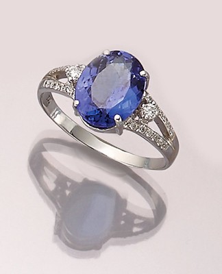 18 kt Gold Tansanit-Brillant-Ring, WG 750/000, ovalfacett. Tansanit ca. 5.50 ct, Ringschultern besetzt mit Brillanten zus. ca. 0.50 ct Weiß/vs-si, ...
