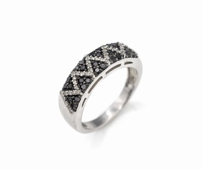 Ring mit Diamanten, 925er Silber, besetzt mit Diamanten zus. ca. 1.0 ct schwarz und l.get.Weiß/p, RW 54