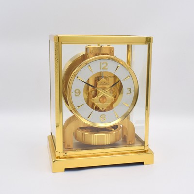 Jaeger-LeCoultre Atmos Drehpendeltischuhr Modell Classic, Schweiz um 1965, verg., 5- seitig vergl. Geh., nach vorn zu öffnen durch Glastür, weißes ...