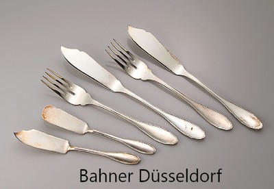 Fischbesteck, Bahner Düsseldorf zw. 1917- 1962, 800er Silber, best. aus: 5 Fisch- messer, 4 Fischgabeln, Butter- und Käsemesser,2 Vorlegegabeln, ...