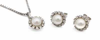 14 kt Gold Perl-Diamant-Schmuckset, WG 585/000, best. aus: 1 Paar Ohrstecker und 1 Anhänger, an Venezianer-Kette, L. ca. 42 cm, Federringschließe, ...