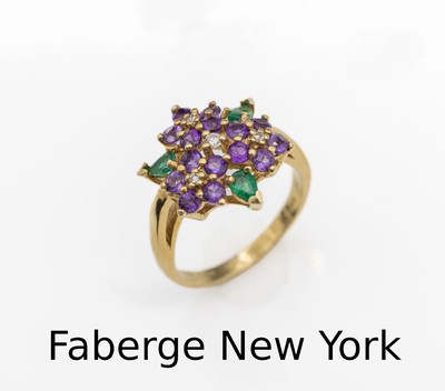 18 kt Gold FABERGE/NEW YORK Farbstein-Ring, GG 750/000, floral gestalteter Ringkopf, 15 rundfacett. Amethyste zus. ca. 1.30 ct, 3 facett. ...