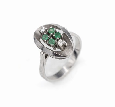 14 kt Gold Smaragd-Brillant-Ring, WG 585/000, ovaler Ringkopf, 4 kl. rundfacett. Smaragde zus. ca. 0.20 ct, und 2 Brillanten zus. ca. 0.10 ct ...