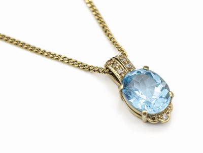 14 kt Gold Topas-Diamant-Anhänger, GG 585/000, ovalfacett. Blautopas (beh.) ca. 2.30 ct, 7 8/8-Diamanten zus. ca. 0.03 ct Weiß/p 1, ca. 1.6 x 0.7 ...
