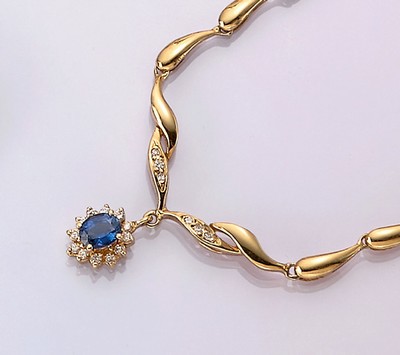 18 kt Gold Saphir-Diamant-Collier, GG 750/000, tropfenförmige Kettenglieder, Mittelteil mit bewegl. Abhängung, ovalfacett. Saphir ca. 0.25 ct, 12 ...