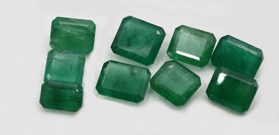 Lot 9 lose Smaragde zus. ca. 18.98 ct, Treppenschliffe in versch. Größen