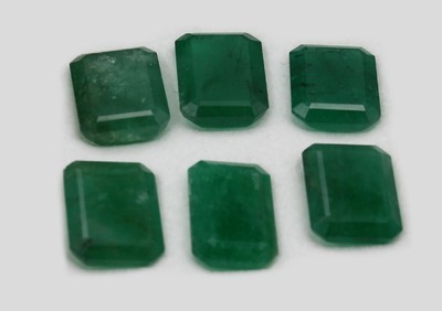 Lot 6 lose Smaragde zus. ca. 15.31 ct, Treppenschliffe in versch. Größen