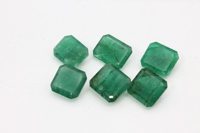Lot 6 lose Smaragde zus. ca. 19.24 ct, Treppenschliffe in versch. Größen