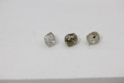 Lot 3 lose Rohdiamanten zus. ca. 5.24 ct