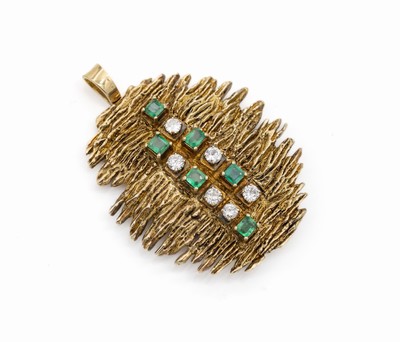 18 kt Gold Smaragd-Brillant-Brosche/Anhänger, GG 750/000, abstrakte Gestaltung, 6 Brillanten zus. ca. 1.15 ct Weiß/p (1 Stein besch.), 6 ...