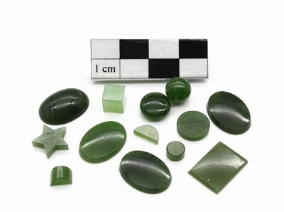 Lot lose Jade, ca. 15500 ct, Schleifarbeit aus Idar-Oberstein, aus Geschäftsauflösung, versch. Größen und Schliffformen, u.a. Cabochons, Kugeln, ...