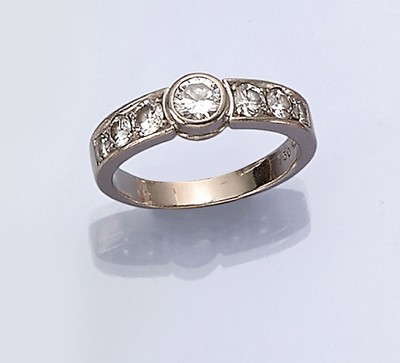 18 kt Gold Brillant-Ring, WG 750/000, 7 Brillanten zus. ca. 0.80 ct feines Weiß -Weiß/vs-si, RW 56, ca. 5.4 g