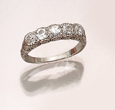 14 kt Gold Diamant-Ring, WG 585/000, um 1920, 5 Altschliffdiamanten zus. ca. 1.0 ct Weiß/p (1 Stein besch.), Ringschultern floral,RW 54, ca. 4.4 g