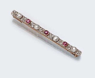 14 kt Gold Diamant-Rubin-Brosche, GG 585/000 gepr., um 1900, schauseitig platiniert, 4 Altschliffdiamanten zus. ca. 0.40 ct Weiß-l.get.Weiß/p, 32 ...