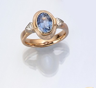 14 kt Gold Saphir-Diamant-Ring, GG/WG 585/000, ovaler Ringkopf, schauseitig WG, ovalfacett. Saphir ca. 6.0 ct, Ringschultern mit 2 Diamant-Triangeln ...