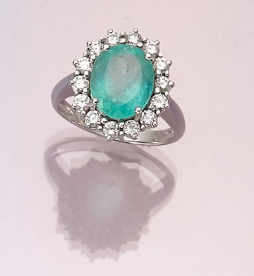 18 kt Gold Smaragd-Brillant-Ring, WG 750/000, mittig ovalfacett. Smaragd ca. 3.80 ct, umgeben von 14 Brillanten zus. ca. 0.70 ctfeines Weiß/si, RW ...