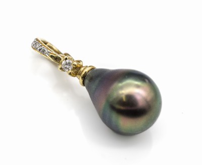 18 kt Gold Tahitizuchtperl-Brillant- Clipanhänger, GG 750/000, 1 unrunde Tahitiperle, D. ca. 11.4 mm, 4 Brillanten zus.ca. 0.10 ct Weiß/si