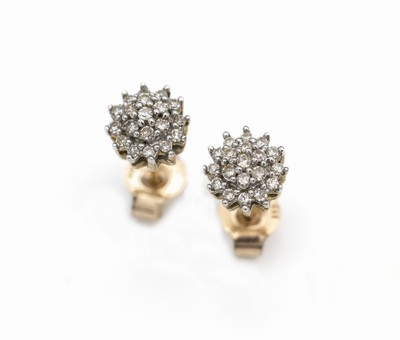 Paar 8 kt Gold Diamant-Ohrstecker, GG 333/000, 38 8/8-Diamanten zus. ca. 0.35 ct Weiß/p