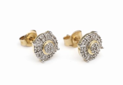 Paar 14 kt Gold Diamant-Ohrstecker, GG 585/000, 62 8/8-Diamanten und 4 Diamantbaguettes zus. ca. 0.50 ct Weiß/p