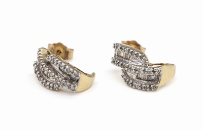 Paar 14 kt Gold Diamant-Ohrstecker, GG 585/000, 36 8/8-Diamanten (1 besch.) und 24 Diamantbaguettes zus. ca. 0.60 ct Weiß/p, ca. 3.0 g, Brisuren GG ...