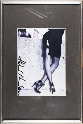 Helmut Newton, 1920-2004, s/w Fotografie, handsigniert, ca. 17x12cm, PP, u.Gl., R. ca. 31x21cm