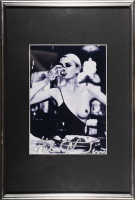 Helmut Newton, 1920-2004, s/w Fotografie, handsigniert, ca. 17x12cm, PP, u.Gl., R. ca. 31x21cm