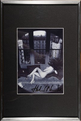 Helmut Newton, 1920-2004, s/w Fotografie, handsigniert, ca. 17x12cm, PP, u.Gl., R. ca. 31x21cm